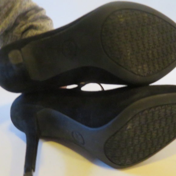 MICHAEL MICAHEL KORS SUEDE POINT BUCKLE HEELS 7.5* - Picture 6 of 7